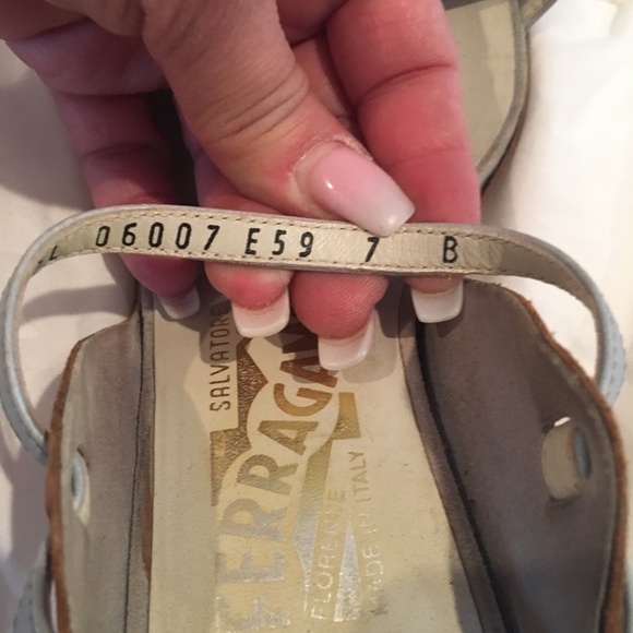 Authentic Salvatore Ferragamo - Picture 5 of 6